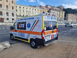Ancona – Centrato in pieno mentre attraversa la strada finisce contro un altro mezzo